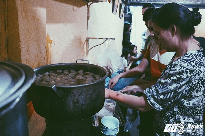 B&aacute;nh tr&ocirc;i t&agrave;u b&aacute;c Phạm Bằng mở cửa trở lại - Người H&agrave; Nội h&aacute;o hức t&igrave;m kiếm k&yacute; ức cũ