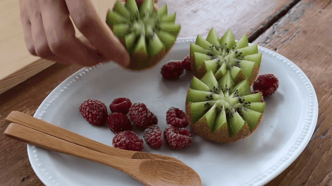 Bật m&iacute; c&aacute;ch bổ v&agrave; b&agrave;y quả kiwi nhanh gọn m&agrave; cực đẹp mắt ai nh&igrave;n cũng th&iacute;ch th&uacute;
