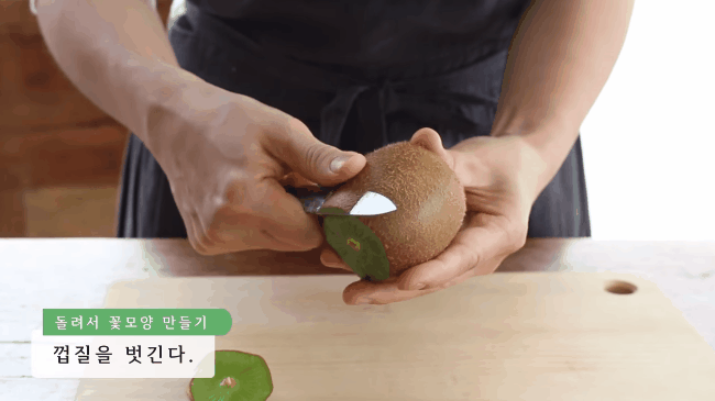 Bật m&iacute; c&aacute;ch bổ v&agrave; b&agrave;y quả kiwi nhanh gọn m&agrave; cực đẹp mắt ai nh&igrave;n cũng th&iacute;ch th&uacute;
