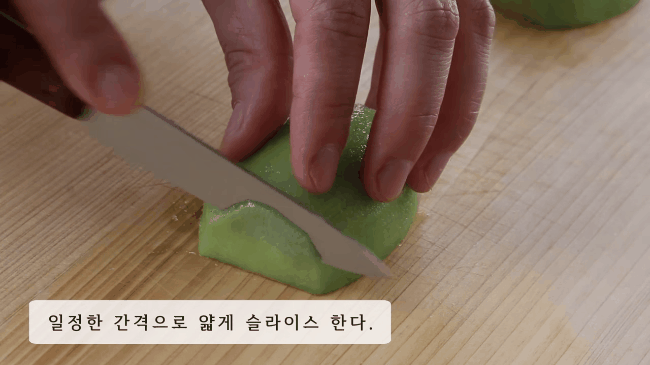 Bật m&iacute; c&aacute;ch bổ v&agrave; b&agrave;y quả kiwi nhanh gọn m&agrave; cực đẹp mắt ai nh&igrave;n cũng th&iacute;ch th&uacute;