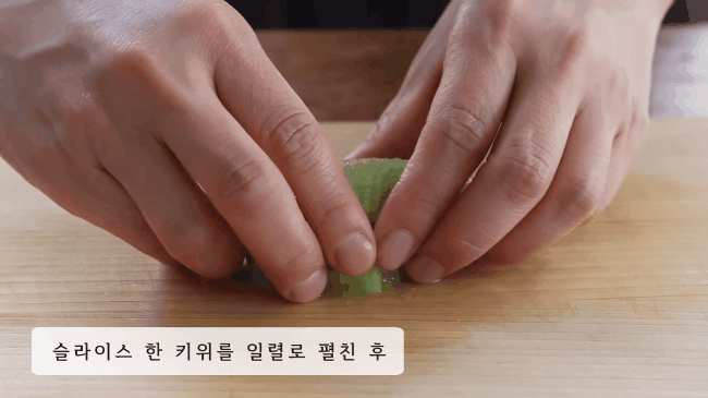 Bật m&iacute; c&aacute;ch bổ v&agrave; b&agrave;y quả kiwi nhanh gọn m&agrave; cực đẹp mắt ai nh&igrave;n cũng th&iacute;ch th&uacute;