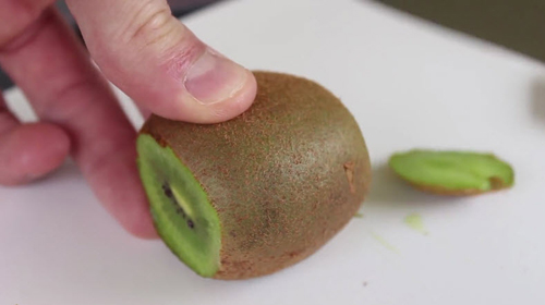 Bật m&iacute; c&aacute;ch bổ v&agrave; b&agrave;y quả kiwi nhanh gọn m&agrave; cực đẹp mắt ai nh&igrave;n cũng th&iacute;ch th&uacute;