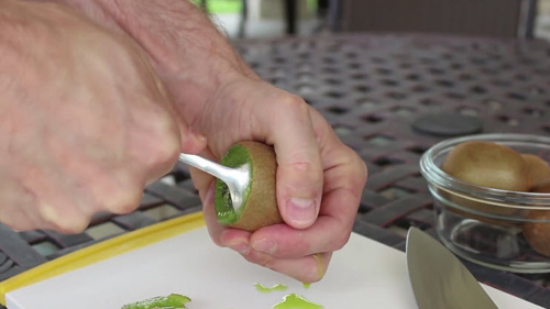 Bật m&iacute; c&aacute;ch bổ v&agrave; b&agrave;y quả kiwi nhanh gọn m&agrave; cực đẹp mắt ai nh&igrave;n cũng th&iacute;ch th&uacute;