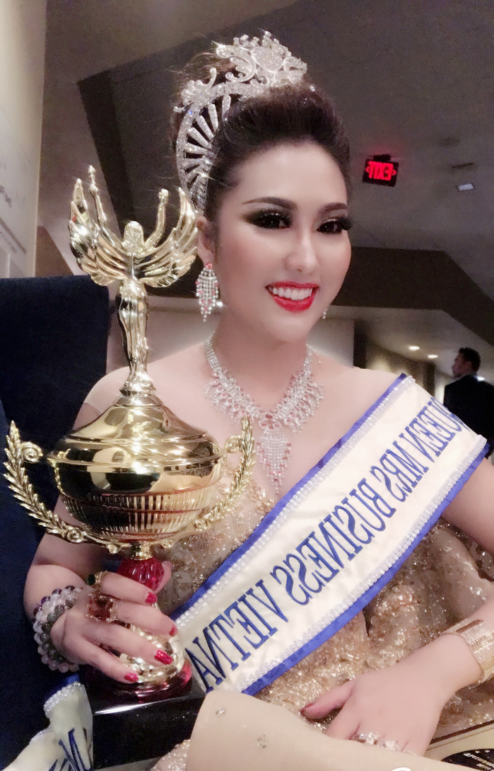 Phi Thanh V&acirc;n bất ngờ đăng quang Hoa hậu Doanh nh&acirc;n Thế giới người Việt 2017