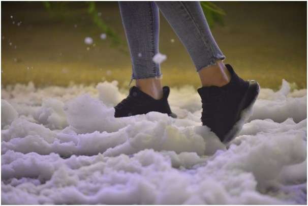 Gi&aacute;ng sinh đ&oacute;n mưa tuyết trắng như m&ugrave;a đ&ocirc;ng Ch&acirc;u &Acirc;u ngay giữa l&ograve;ng H&agrave; Nội