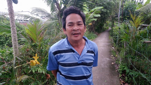 nguoi-dan-quanh-bot-cai-lay-mat-an-mat-ngu-vi-tieng-coi-xe-cai-va