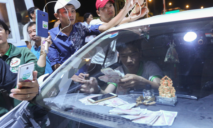 nguoi-dan-quanh-bot-cai-lay-mat-an-mat-ngu-vi-tieng-coi-xe-cai-va