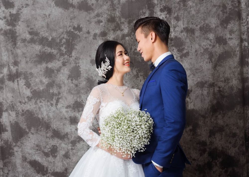 H&eacute; lộ ảnh cưới tuyệt đẹp của Trung vệ Quế Ngọc Hải c&ugrave;ng Hoa kh&ocirc;i Trường ĐH Vinh
