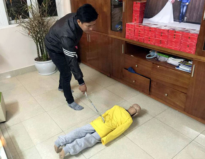 Khởi tố, bắt tạm giam bố đẻ v&agrave; cấm xuất cảnh mẹ kế bạo h&agrave;nh b&eacute; trai 10 tuổi ở H&agrave; Nội