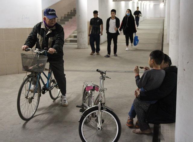 'Phố kh&ocirc;ng kh&oacute;i bụi' dưới l&ograve;ng H&agrave; Nội nhộn nhịp người qua lại