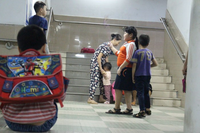 'Phố kh&ocirc;ng kh&oacute;i bụi' dưới l&ograve;ng H&agrave; Nội nhộn nhịp người qua lại
