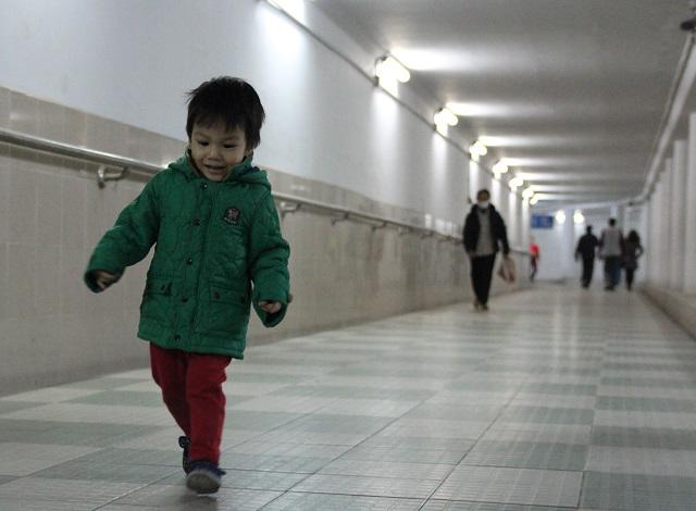 'Phố kh&ocirc;ng kh&oacute;i bụi' dưới l&ograve;ng H&agrave; Nội nhộn nhịp người qua lại
