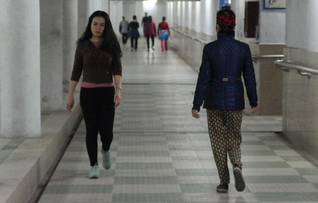 'Phố kh&ocirc;ng kh&oacute;i bụi' dưới l&ograve;ng H&agrave; Nội nhộn nhịp người qua lại