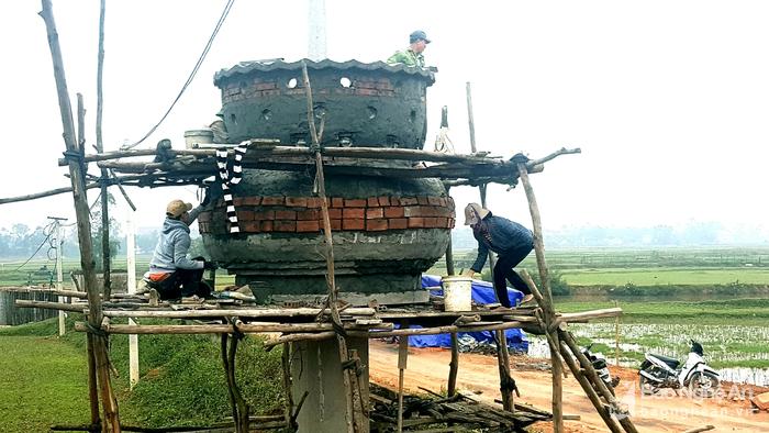 Kinh ngạc c&acirc;y th&ocirc;ng Noel 'độc nhất v&ocirc; nhị' ở Việt Nam được l&agrave;m từ hơn 5.000 chiếc nồi đất 