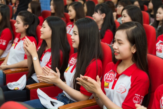 VTop 45 Hoa kh&ocirc;i sinh vi&ecirc;n Việt Nam giao lưu với t&aacute;c giả 'Chuyện nh&agrave; Dr Thanh'