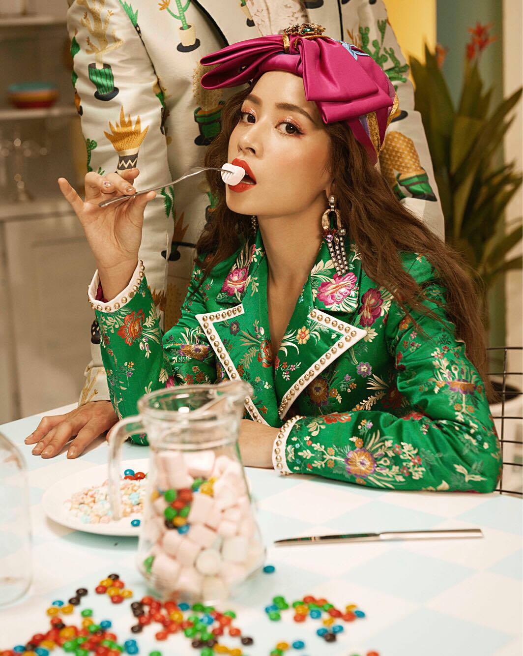 Bị ch&ecirc; 'h&aacute;t như g&agrave;', Chi Pu 'chơi lầy' đưa ngay h&igrave;nh ảnh g&agrave; m&aacute;i v&agrave;o MV mới đầy ẩn &yacute;