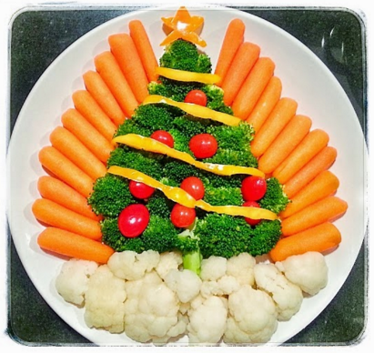 D&acirc;u t&acirc;y, kiwi v&agrave; nho, dưa v&agrave;ng được cắt tỉa cũng được xếp th&agrave;nh h&igrave;nh c&acirc;y th&ocirc;ng nhờ những que tăm v&agrave; trục h&igrave;nh trụ bằng xốp.
