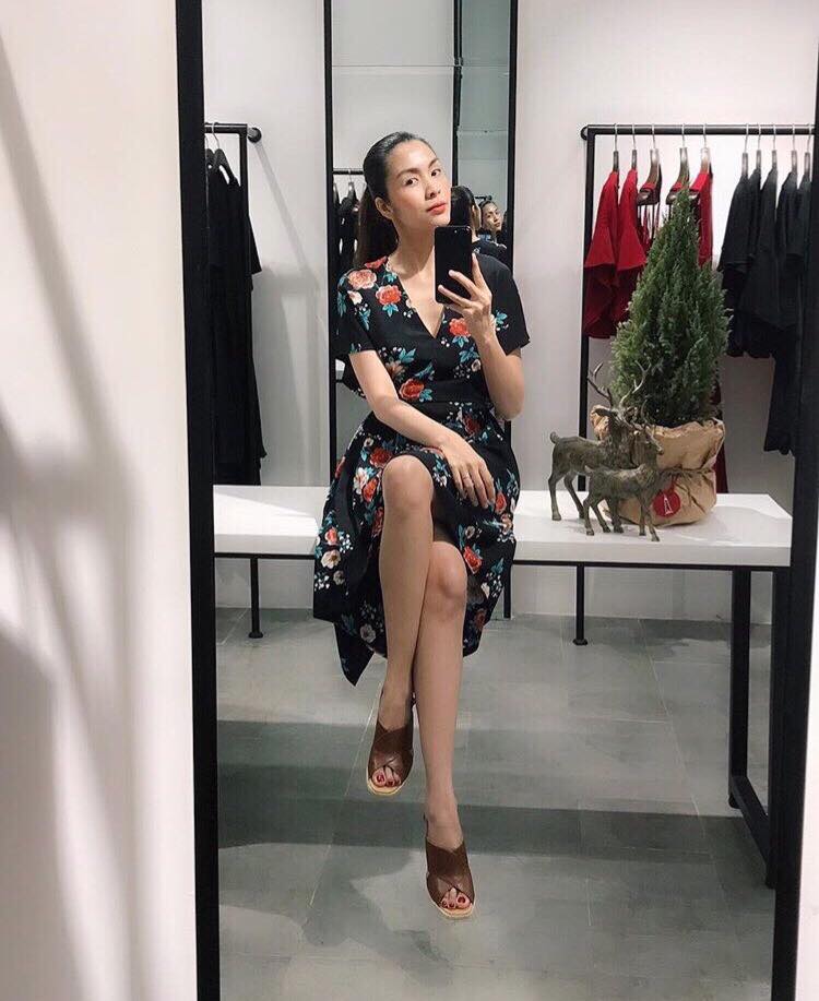Mu&ocirc;n kiểu checkin với c&acirc;y th&ocirc;ng Noel mừng Gi&aacute;ng sinh của sao Việt