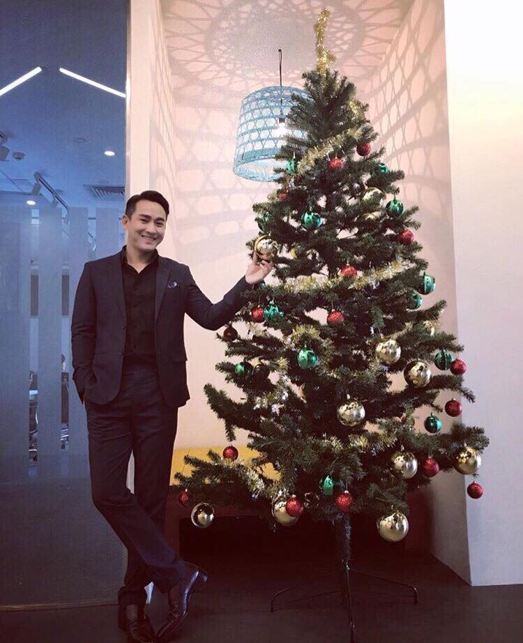 Mu&ocirc;n kiểu checkin với c&acirc;y th&ocirc;ng Noel mừng Gi&aacute;ng sinh của sao Việt