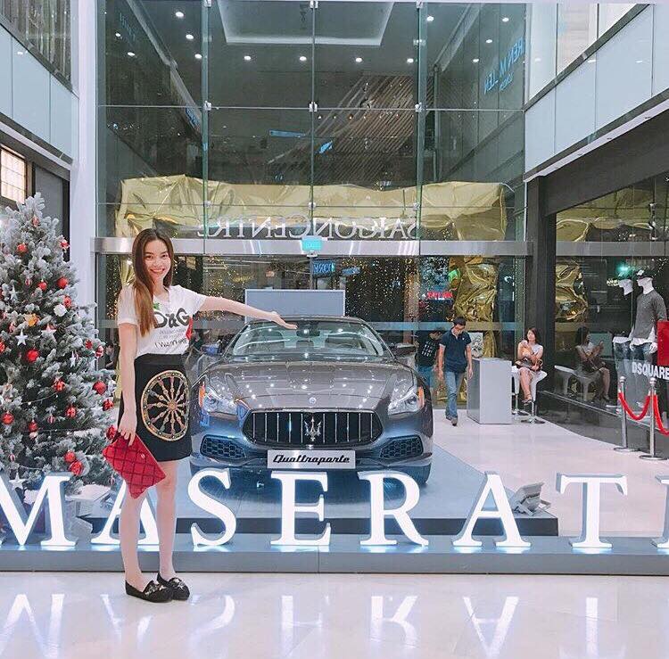 Mu&ocirc;n kiểu checkin với c&acirc;y th&ocirc;ng Noel mừng Gi&aacute;ng sinh của sao Việt