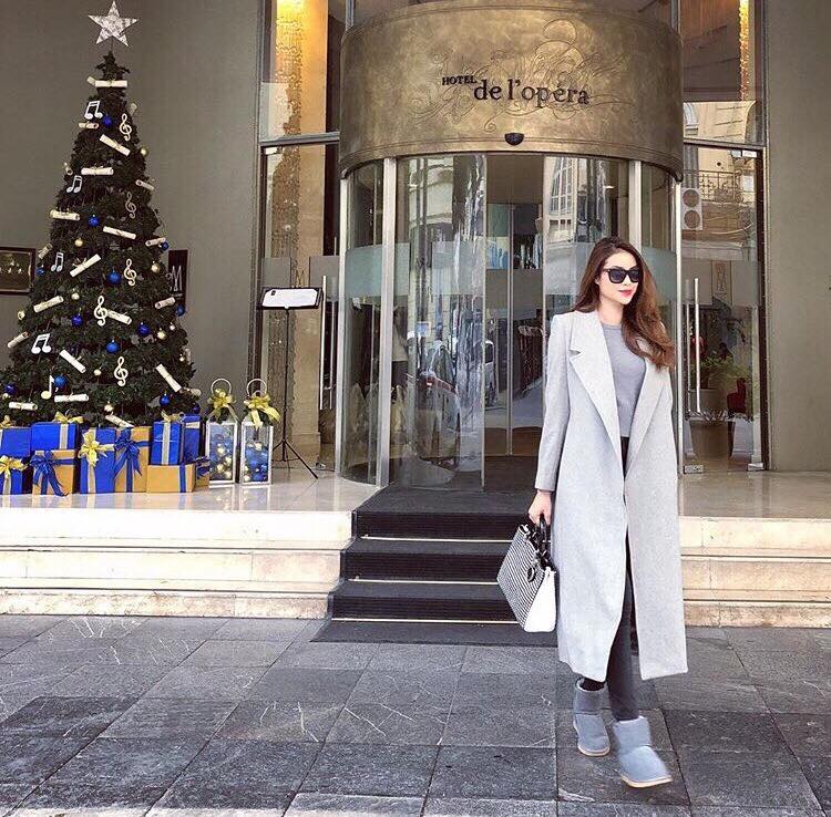 Mu&ocirc;n kiểu checkin với c&acirc;y th&ocirc;ng Noel mừng Gi&aacute;ng sinh của sao Việt
