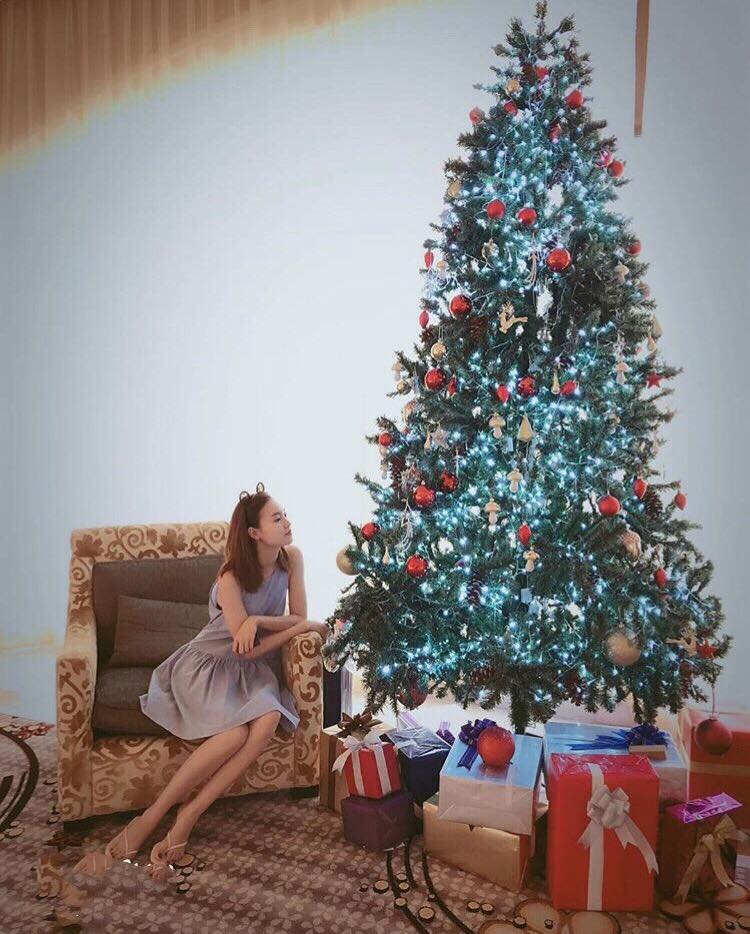 Mu&ocirc;n kiểu checkin với c&acirc;y th&ocirc;ng Noel mừng Gi&aacute;ng sinh của sao Việt