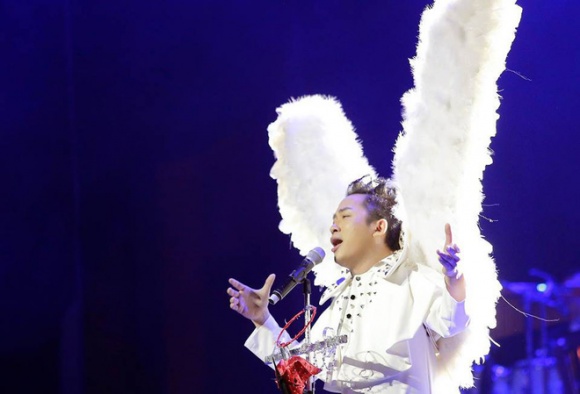 T&ugrave;ng Dương bất ngờ h&aacute;t bolero sau ph&aacute;t ng&ocirc;n sốc 'nghe bolero l&agrave; thụt l&ugrave;i'