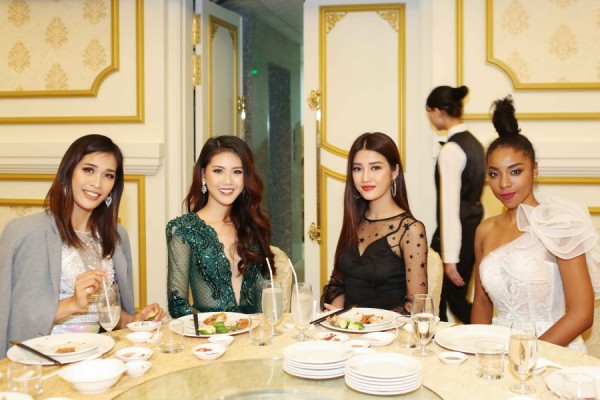 D&agrave;n th&iacute; sinh Miss Universe Vietnam xuất hiện n&oacute;ng bỏng tại đ&ecirc;m dạ tiệc HHHV