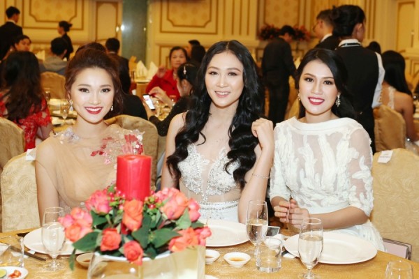 D&agrave;n th&iacute; sinh Miss Universe Vietnam xuất hiện n&oacute;ng bỏng tại đ&ecirc;m dạ tiệc HHHV