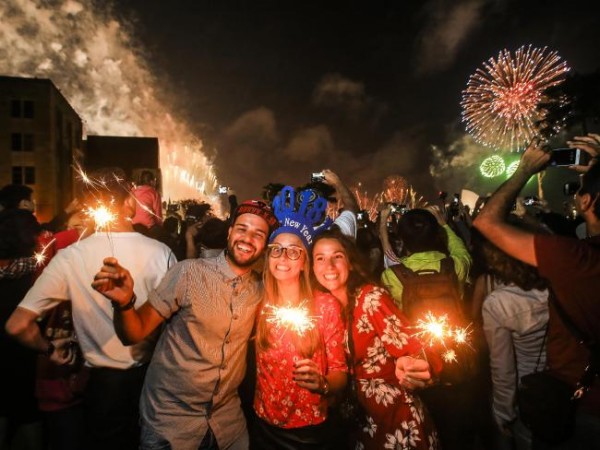 Những bữa tiệc &aacute;nh s&aacute;ng 'đ&atilde; mắt' nhất đ&oacute;n năm mới 2018
