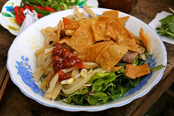 Cao lầu l&agrave; một m&oacute;n ăn gắn liền với chiều d&agrave;i lịch sử của phố cổ Hội An. Theo người d&acirc;n nơi đ&acirc;y kể lại, cao lầu ra đời từ thế kỷ 17, thời ch&uacute;a Nguyễn. Cho đến b&acirc;y giờ, m&oacute;n ăn n&agrave;y vẫn được chế biến theo c&ocirc;ng thức cổ từ xưa, rất cầu k&igrave; v&agrave; tinh tế. M&agrave;u v&agrave;ng &oacute;ng của sợi m&igrave; c&oacute; được nhờ trộn với củi tr&agrave;m lấy từ C&ugrave; Lao Ch&agrave;m. Kh&ocirc;ng chỉ c&oacute; vậy, sợi m&igrave; cao lầu c&ograve;n cần vượt qua nhiều lần xử l&yacute; kh&aacute;c để c&oacute; được chất lượng tốt nhất. Khi ăn cao lầu, người ta cho rất &iacute;t nước, gần giống một m&oacute;n trộn, k&egrave;m với gi&aacute; trụng, rau sống, thịt x&aacute; x&iacute;u, t&oacute;p mỡ.