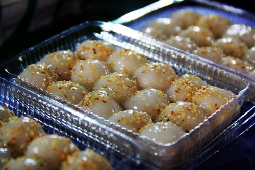 C&aacute;c loại b&aacute;nh b&aacute;n ở chợ c&oacute; lượng người mua rất đ&ocirc;ng