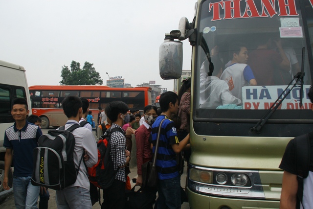 Tranh nhau l&ecirc;n xe về qu&ecirc;