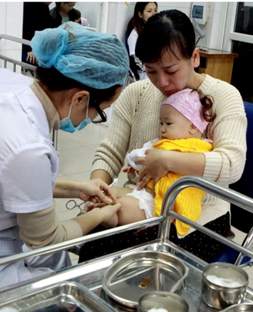 Ti&ecirc;m thuốc chữa bệnh sởi ở Bệnh viện Nhi Trung ương. Ảnh: Trần Nh&agrave;n