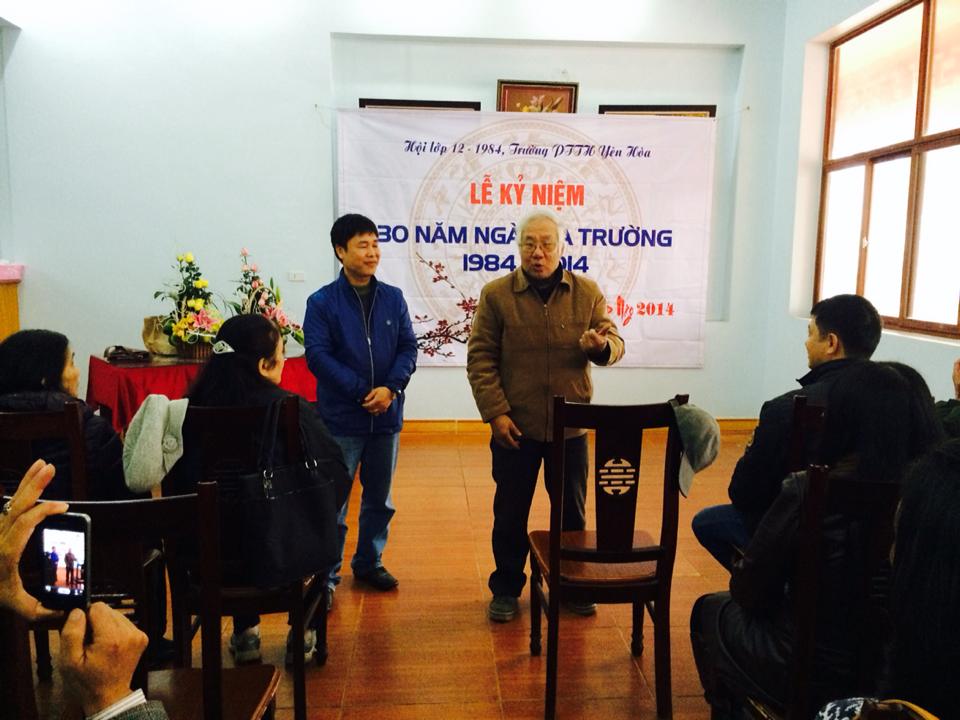 Nh&agrave; gi&aacute;o Dương Đ&igrave;nh Giao (đeo k&iacute;nh) trong 1 lễ kỷ niệm