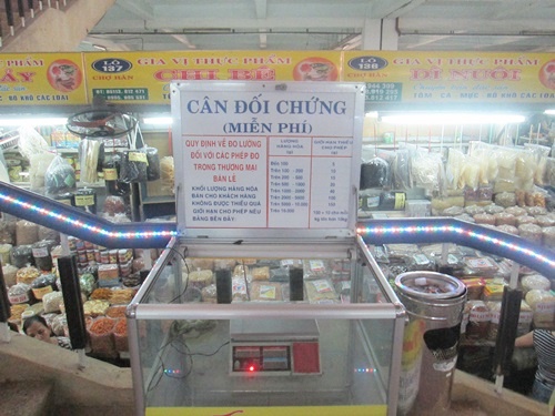 C&acirc;n đối chứng miễn ph&iacute; được đặt ở vị tr&iacute; thuận lợi với kh&aacute;ch h&agrave;ng trong chợ H&agrave;n