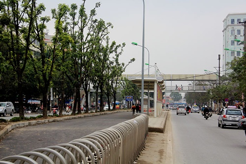 Cầu bộ h&agrave;nh d&agrave;nh cho người đi bộ nằm ngay giữa bến trung chuyển nhưng lại kh&ocirc;ng c&oacute; cầu thang xuống bến, nếu người đi bộ muốn v&agrave;o bến đ&oacute;n xe bu&yacute;t, bắt buộc họ phải băng qua đường một lần nữa.