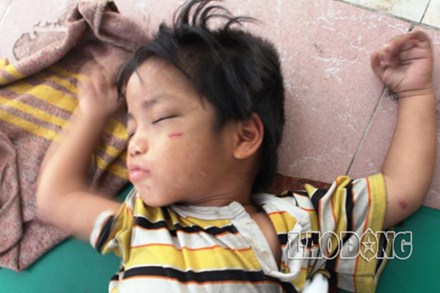 Ch&aacute;u b&eacute; 3 tuổi bị bắt đi ăn xin