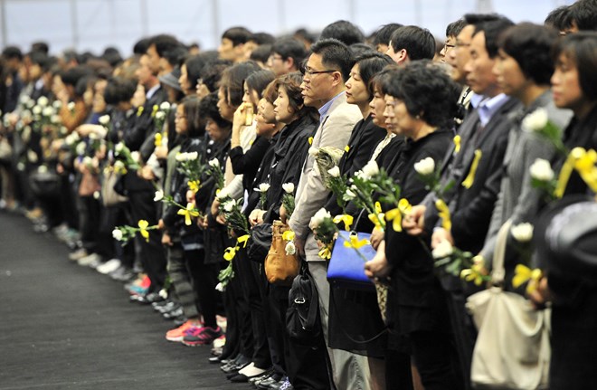 Tưởng niệm c&aacute;c nạn nh&acirc;n vụ ch&igrave;m ph&agrave; SEWOL ở Ansan ng&agrave;y 30/4. (Ảnh: AFP/ TTXVN)