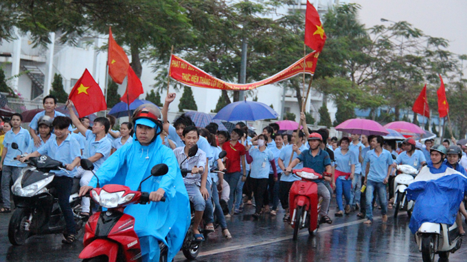 C&ocirc;ng nh&acirc;n B&igrave;nh Dương diễu h&agrave;nh phản đối Trung Quốc trong cơn mưa chiều 12-5 - Ảnh: B&aacute; Sơn