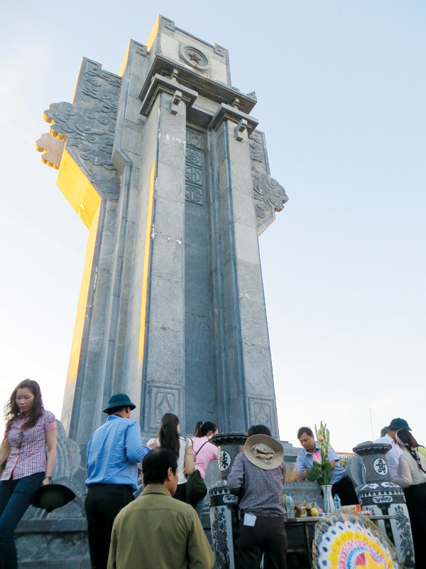 Đài tưởng niệm các anh hùng liệt sĩ ở đảo Trường Sa Lớn Đài tưởng niệm các anh hùng liệt sĩ ở đảo Trường Sa Lớn