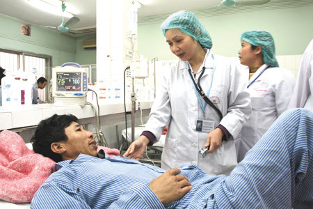 C&aacute;c bệnh viện tăng viện ph&iacute;, bệnh nh&acirc;n ngh&egrave;o sẽ được bảo hiểm y tế chi trả