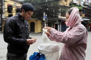 Đầu năm mua muối (Ảnh: Minh Đức/TTXVN) Đầu năm mua muối (Ảnh: Minh Đức/TTXVN)
