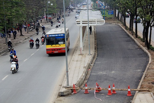 Điểm trung chuyển xe bu&yacute;t cuối đường Ho&agrave;ng Quốc Việt. Nơi đ&acirc;y kh&ocirc;ng c&oacute; qu&aacute; nhiều người đi xe bu&yacute;t