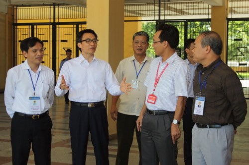 Điểm chuẩn kỳ thi THPT Quốc gia 2015 sẽ tăng? Trong ảnh l&agrave; PTT Vũ Đức Đam thị s&aacute;t điểm thi ở ĐH B&aacute;ch Khoa H&agrave; Nội