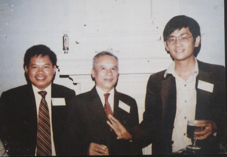 GS To&aacute;n học L&ecirc; Văn Thi&ecirc;m (đứng giữa) - nh&agrave; khoa học nổi tiếng của Việt Nam