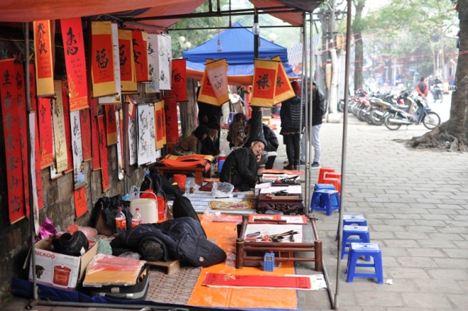 Kh&ocirc;ng c&oacute; kh&aacute;ch n&ecirc;n &ocirc;ng đồ vẫn nằm g&aacute;c ch&acirc;n ngủ