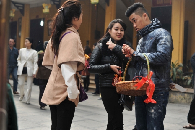Giới trẻ n&ocirc; nức l&ecirc;n ch&ugrave;a cầu duy&ecirc;n