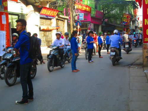 Sinh vi&ecirc;n t&igrave;nh nguyện l&agrave;m 