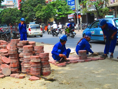 L&aacute;t gạch dải ph&acirc;n c&aacute;ch